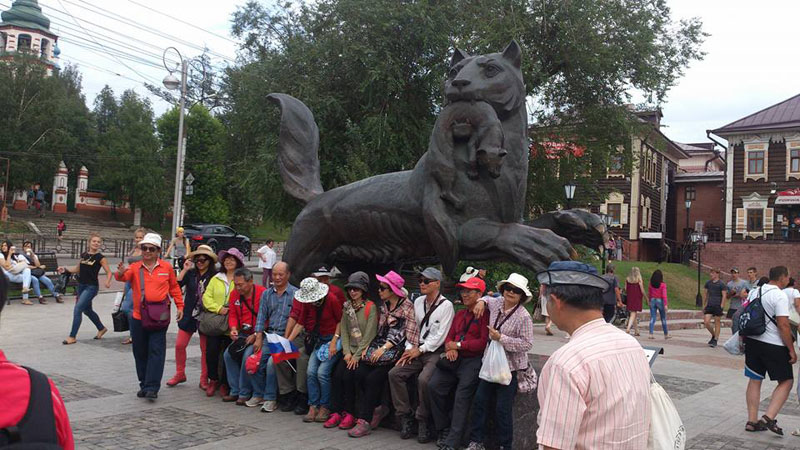 «Наш прекрасный город снова наводнится невысокими и разговорчивыми людьми»