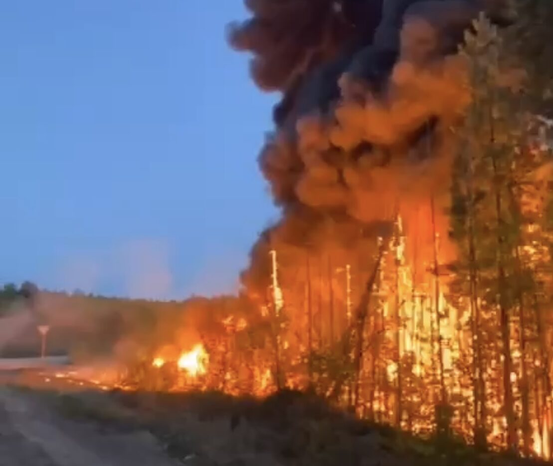 Бензовоз перевернулся и загорелся на трассе возле Бодайбо