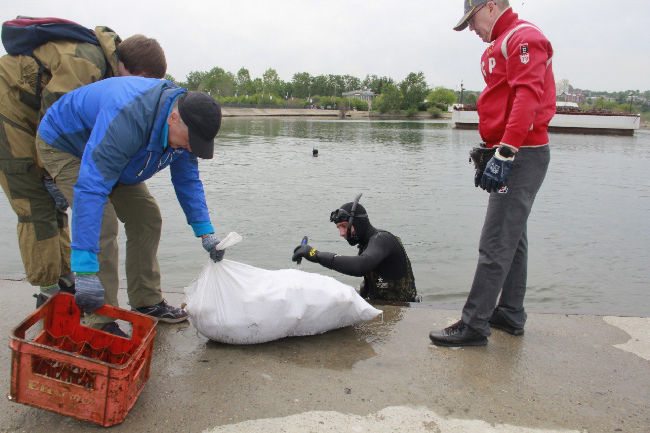 Со дна Ангары убрали более 20 мешков мусора