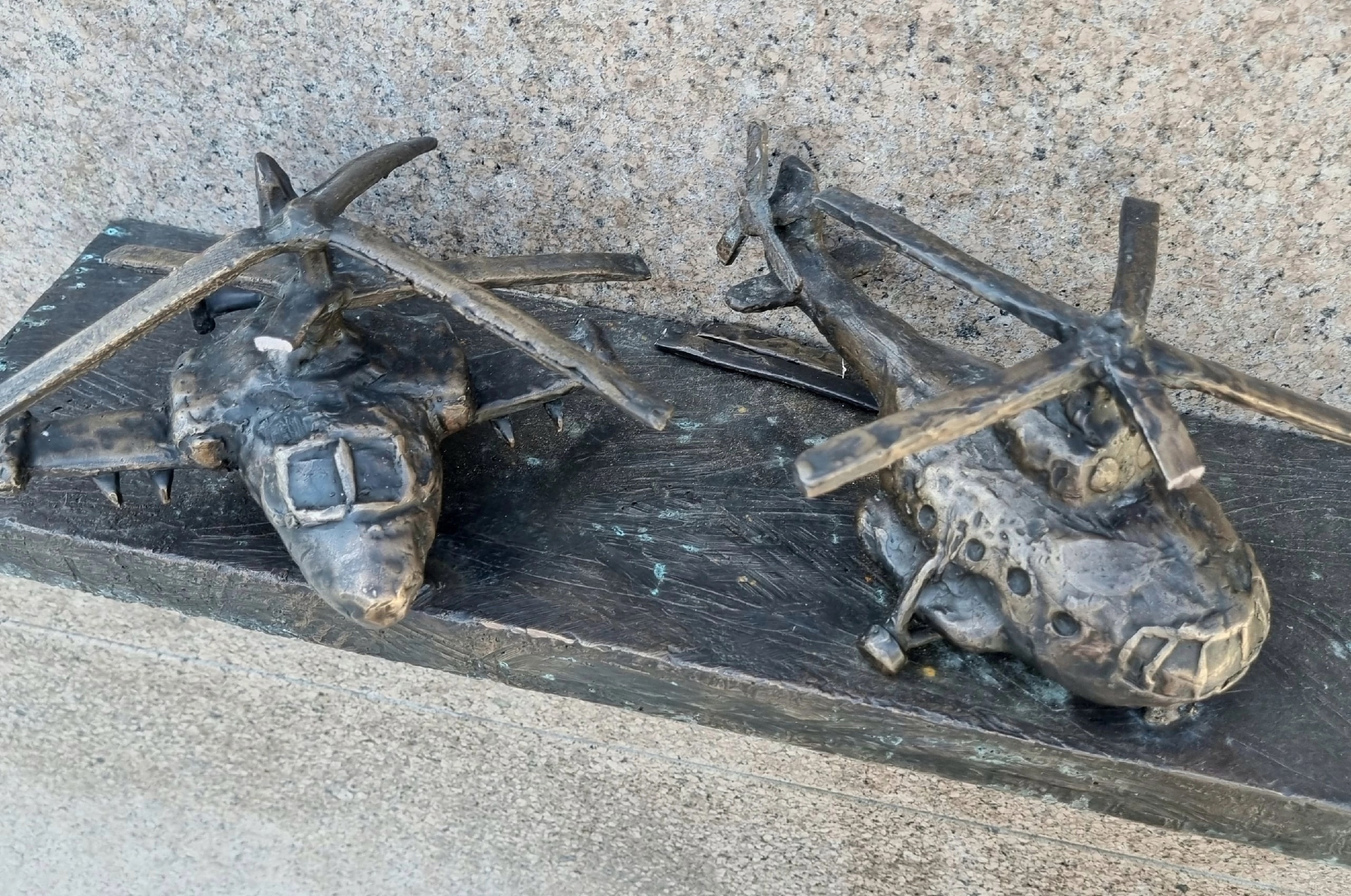 Новый памятник иркутским авиаконструкторам повредили вандалы