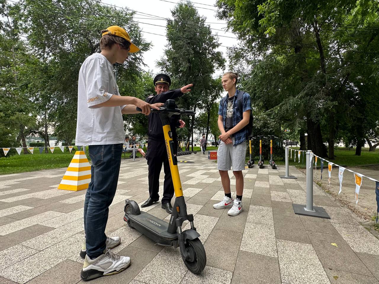 Инспекторы ГИБДД учат иркутян езде на электросамокатах