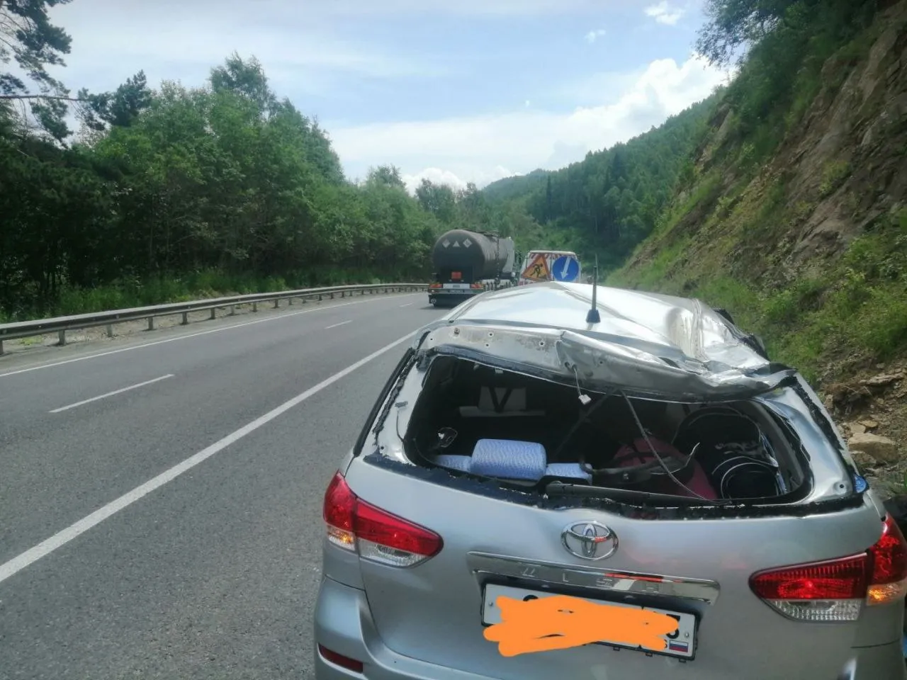 Огромный камень упал на машину на трассе «Байкал»