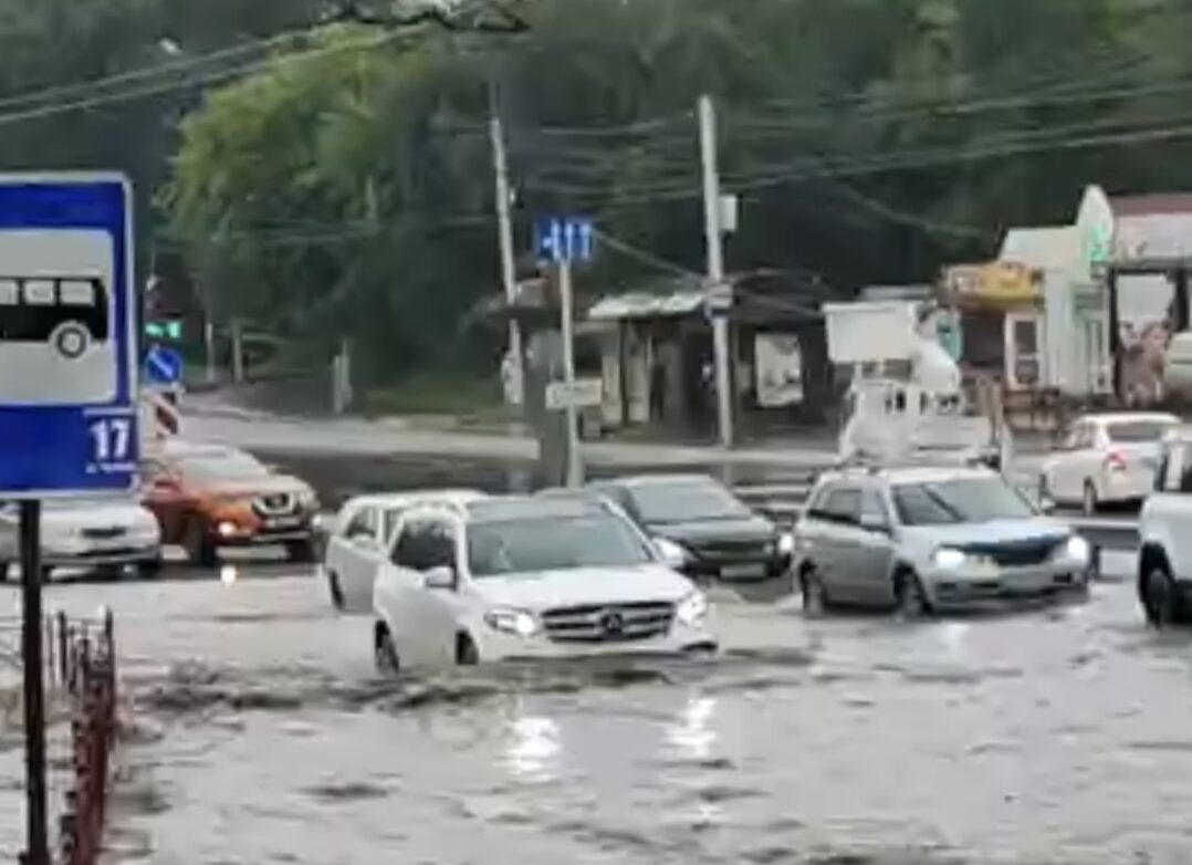 В Иркутске устраняют последствия ливня
