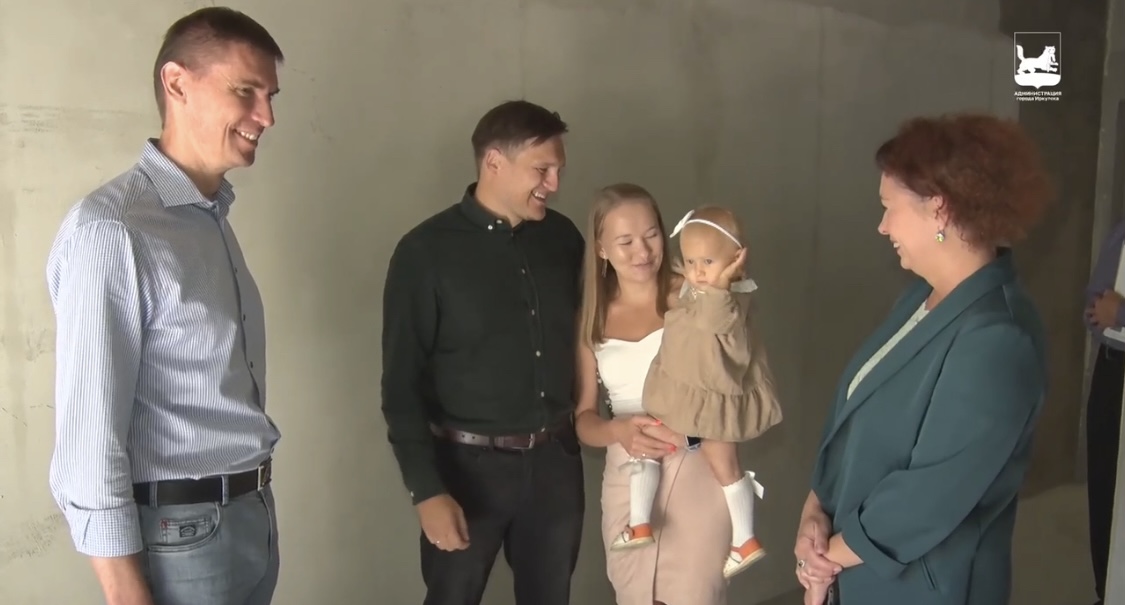 Лучшему учителю Иркутска вручили ключи от квартиры