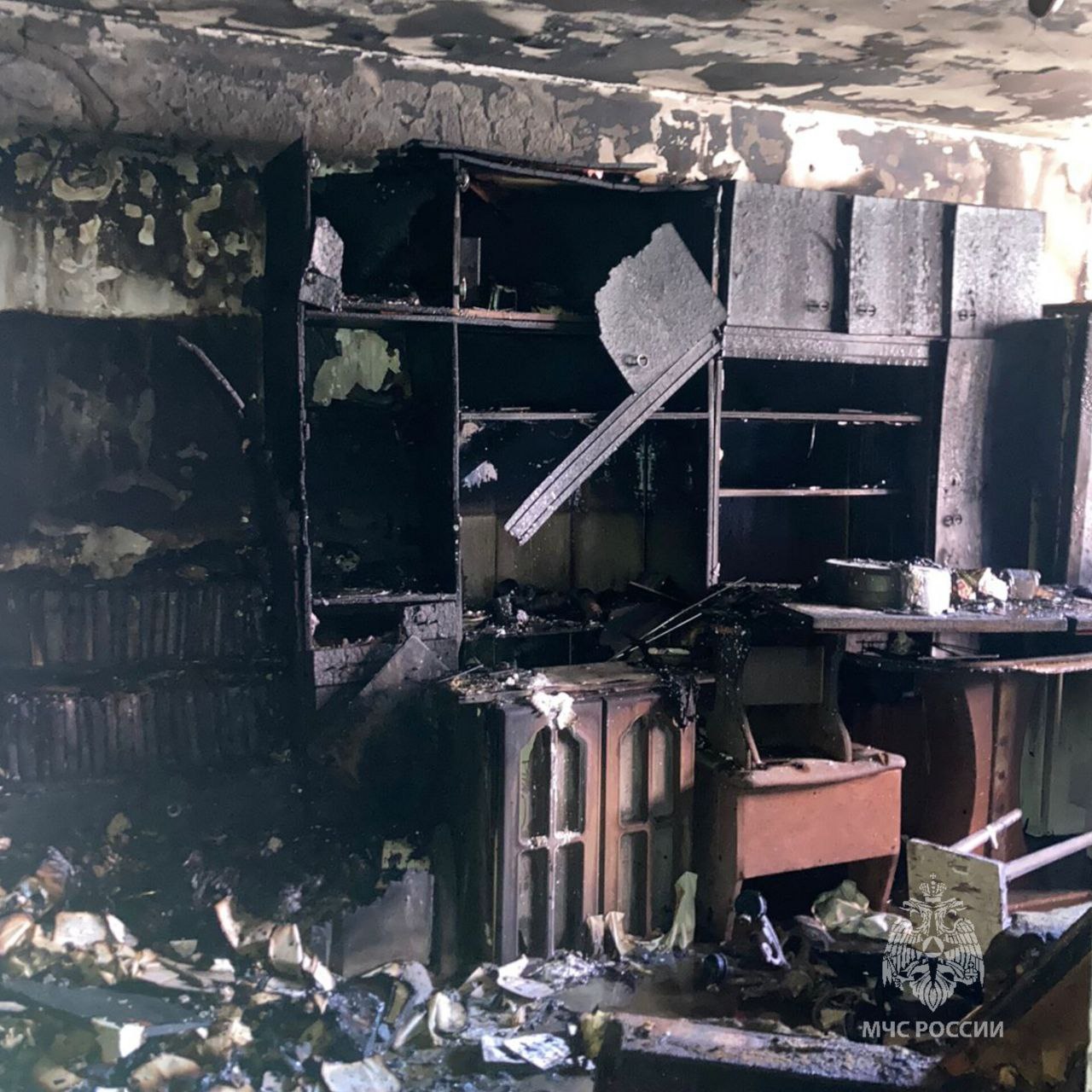 10 человек спасли на пожаре в многоквартирном доме в Иркутске