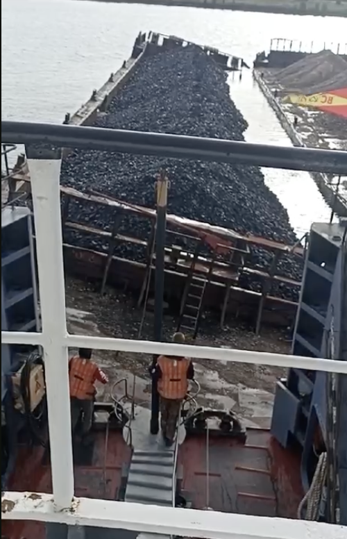 В Ангаре затонула баржа с углём