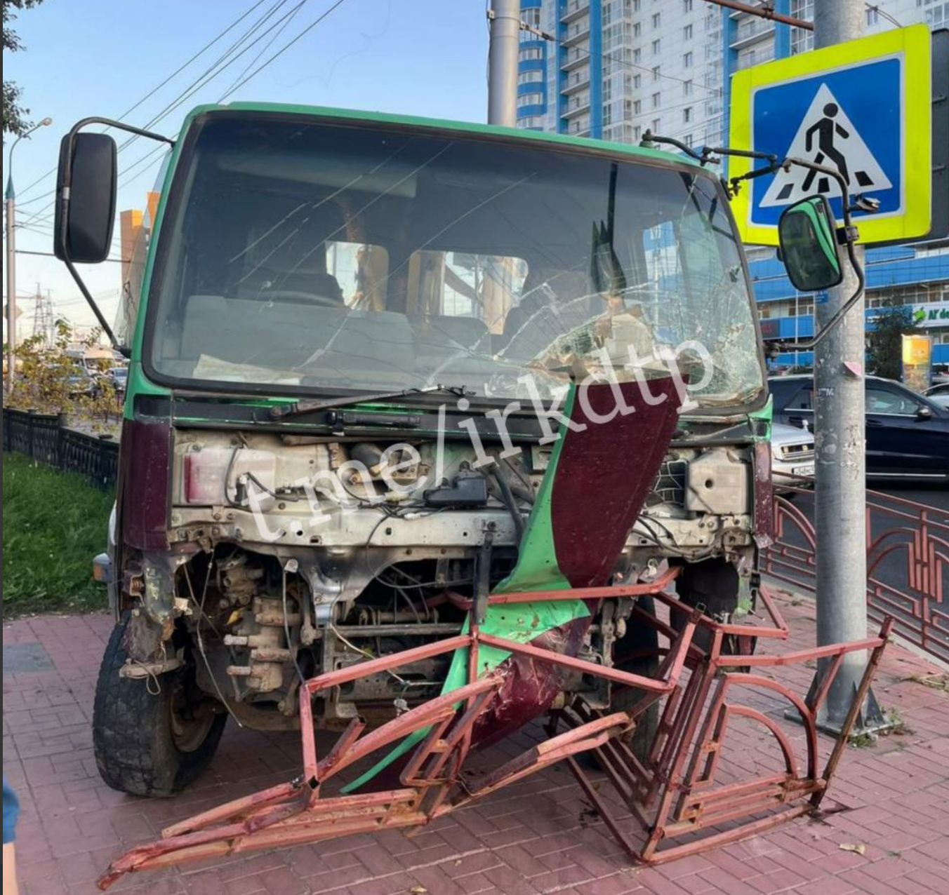 Грузовик снес ограждение на Байкальской в Иркутске