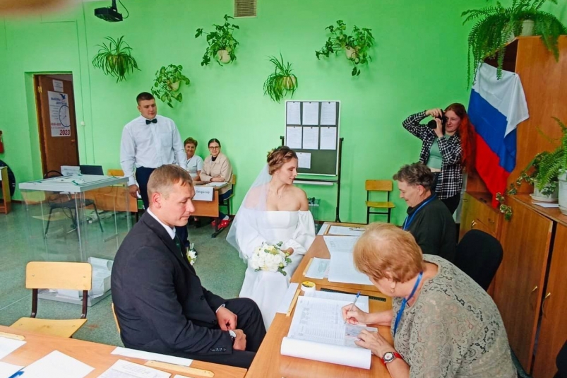 Нерпа, белка, невеста в фате и дама с котом проголосовали на выборах в Иркутской области