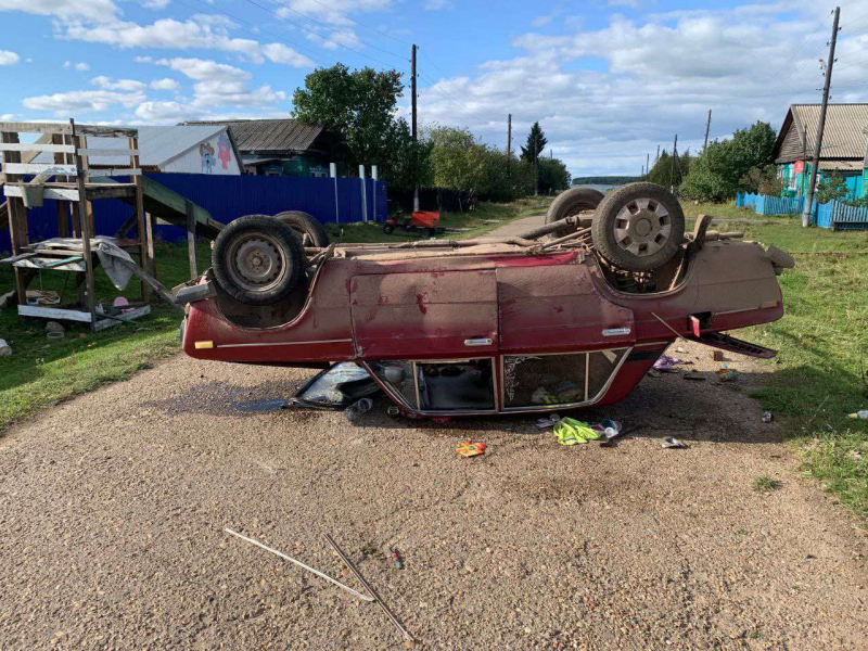 Пьяный подросток за рулем «Жигулей» перевернул их на крышу, скрываясь от ГИБДД