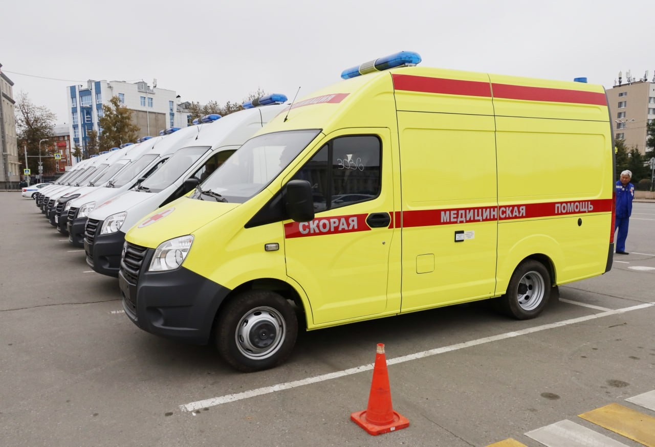 Кобзев вручил ключи от новых автомобилей скорой помощи