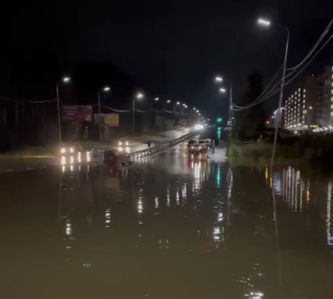 Иркутск накрыл циклон, коммунальщики устраняют последствия ливня