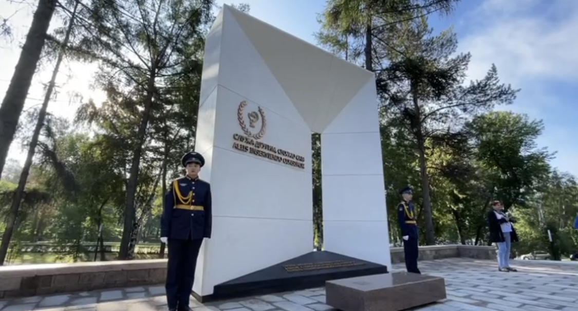 Памятник медикам, погибшим от коронавирусной инфекции, открыли в Иркутске