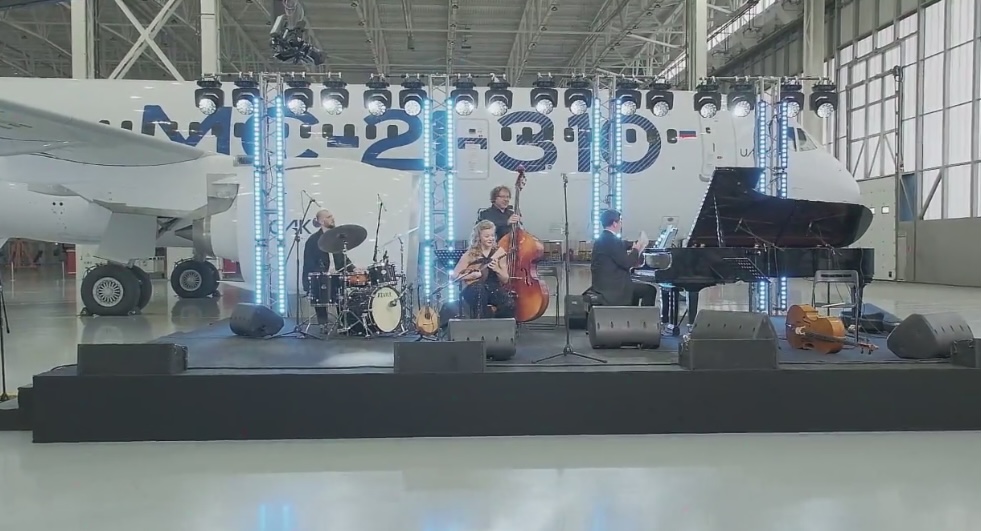 Концерт Дениса Мацуева проходит в ангаре МС-21 на авиазаводе