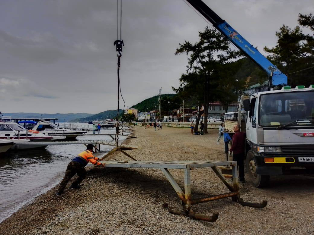 В Листвянке демонтируют незаконные причалы