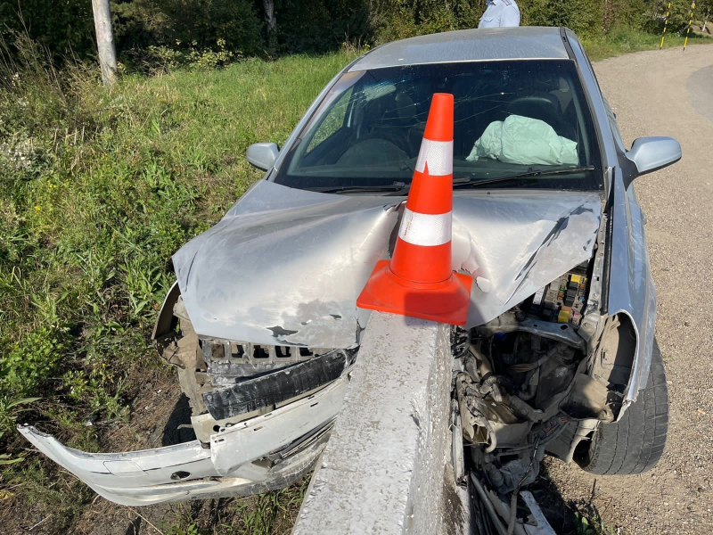 Пьяная автоледи, перевозившая троих детей, врезалась в дорожное ограждение в Иркутске