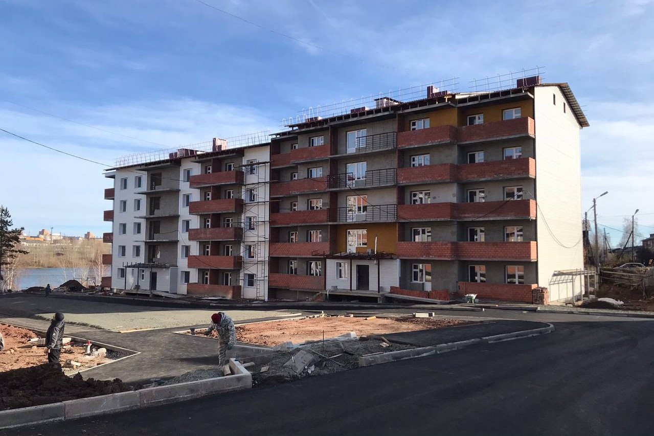 В Братске завершают возведение долгостроя для переселенцев из аварийного жилья