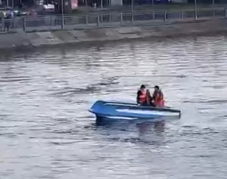 Подросток спас тонущих женщину и детей после опрокидывания катамарана в Иркутске (видео)