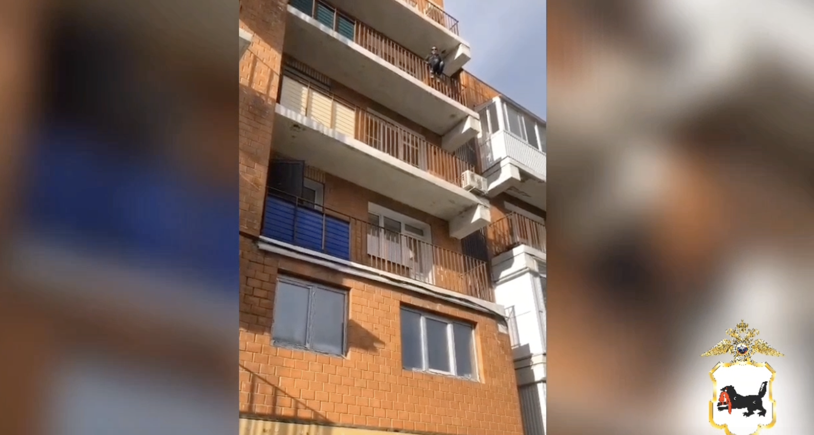 Женщина пыталась сброситься с 4-го этажа в м-не Березовом