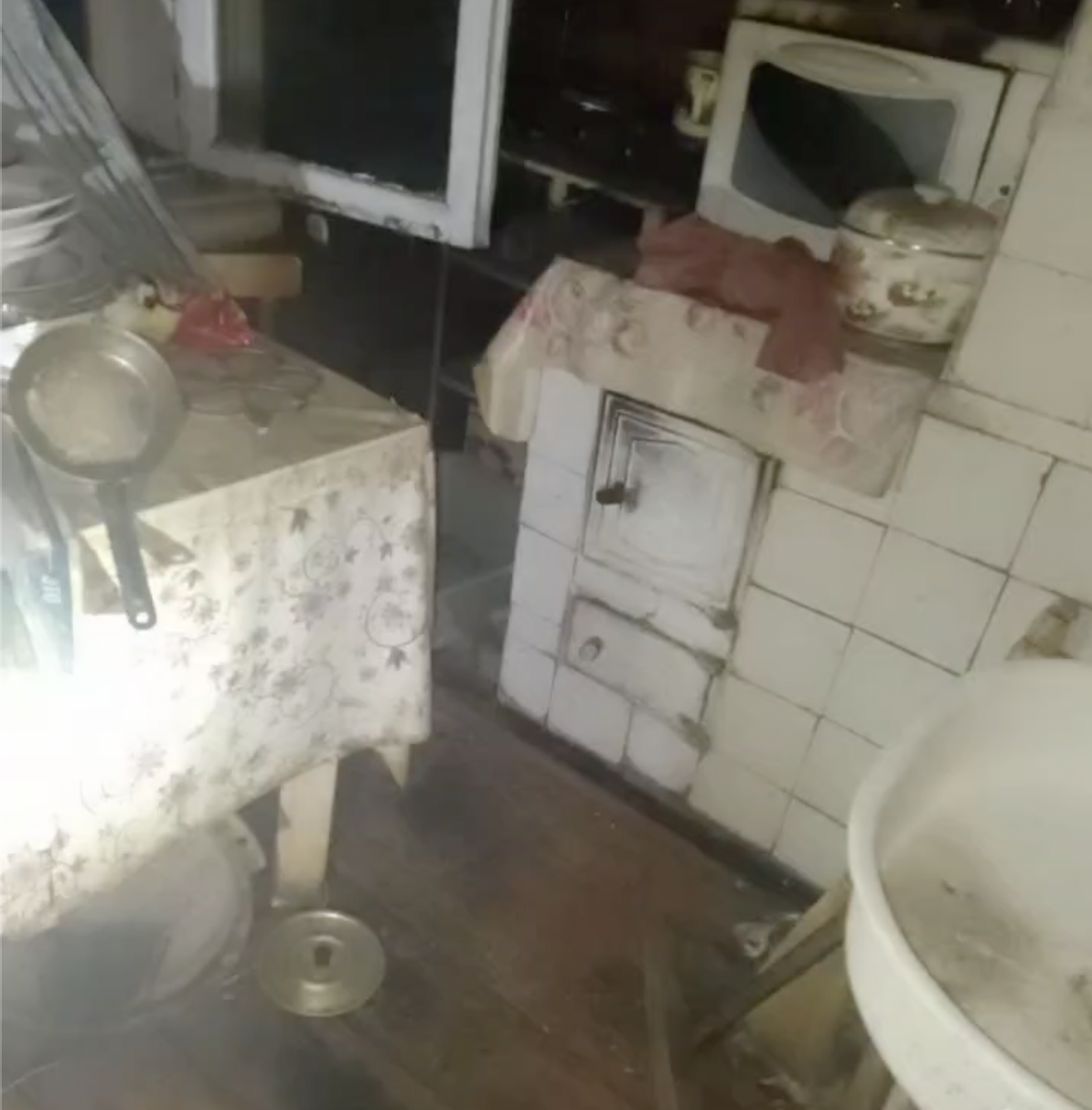 Пожарные вынесли женщину из горящей квартиры в Заларях