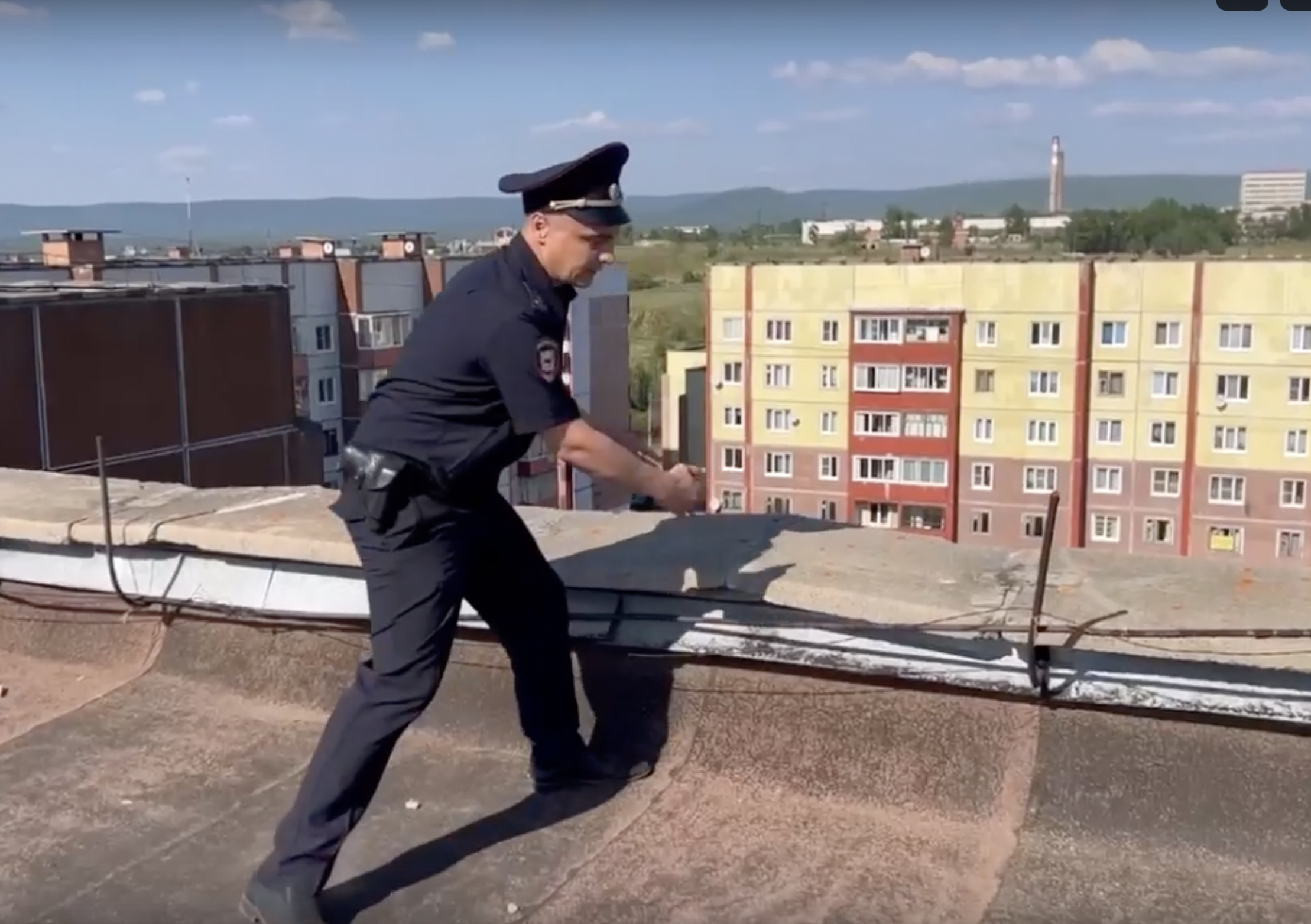 Полицейский спас девочку, собиравшуюся прыгнуть с крыши 9-этажки в Братске