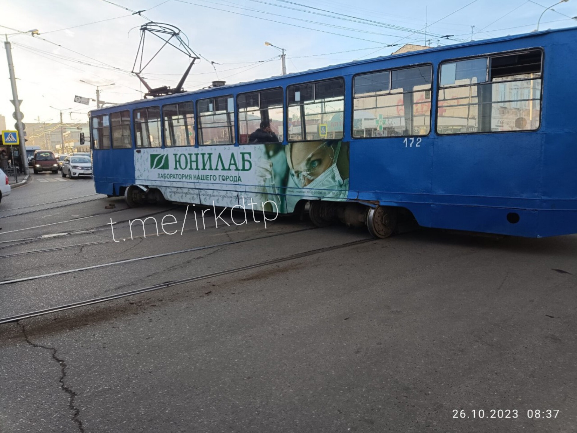 В Иркутске на рельсах развернуло трамвай