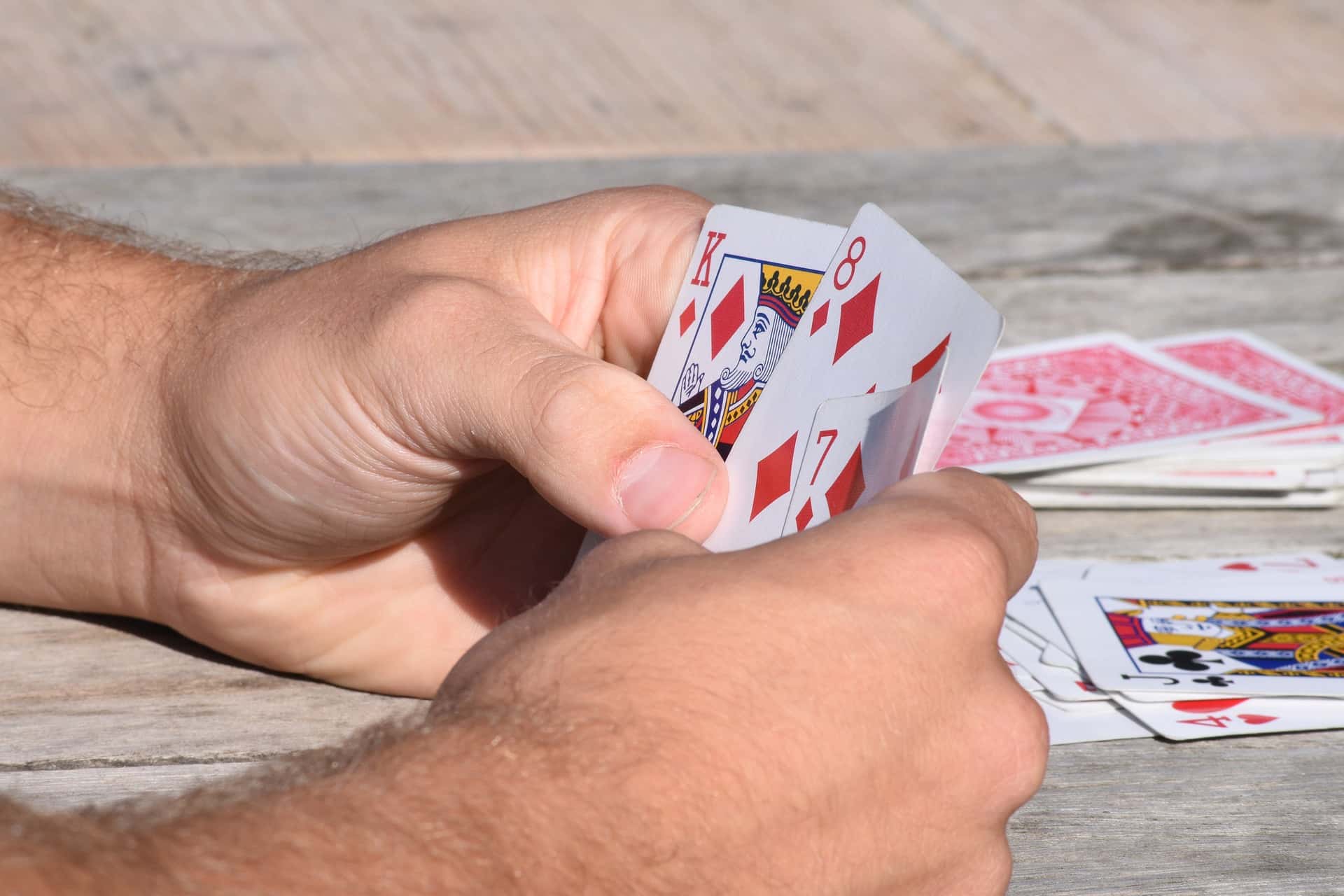 Карты 15 минут. Карты в руках. Человек с игральными картами в руках. Рука с карточкой. Несколько карт в руке.