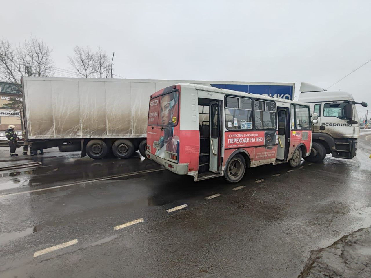 Пассажирский автобус попал в ДТП в Иркутске, есть пострадавшие