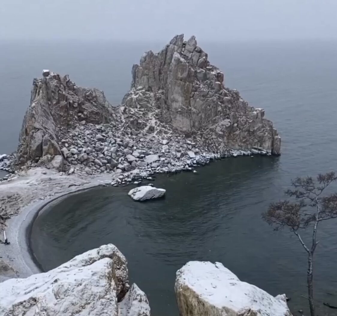 Редкое явление: Шаманка покрылась снегом