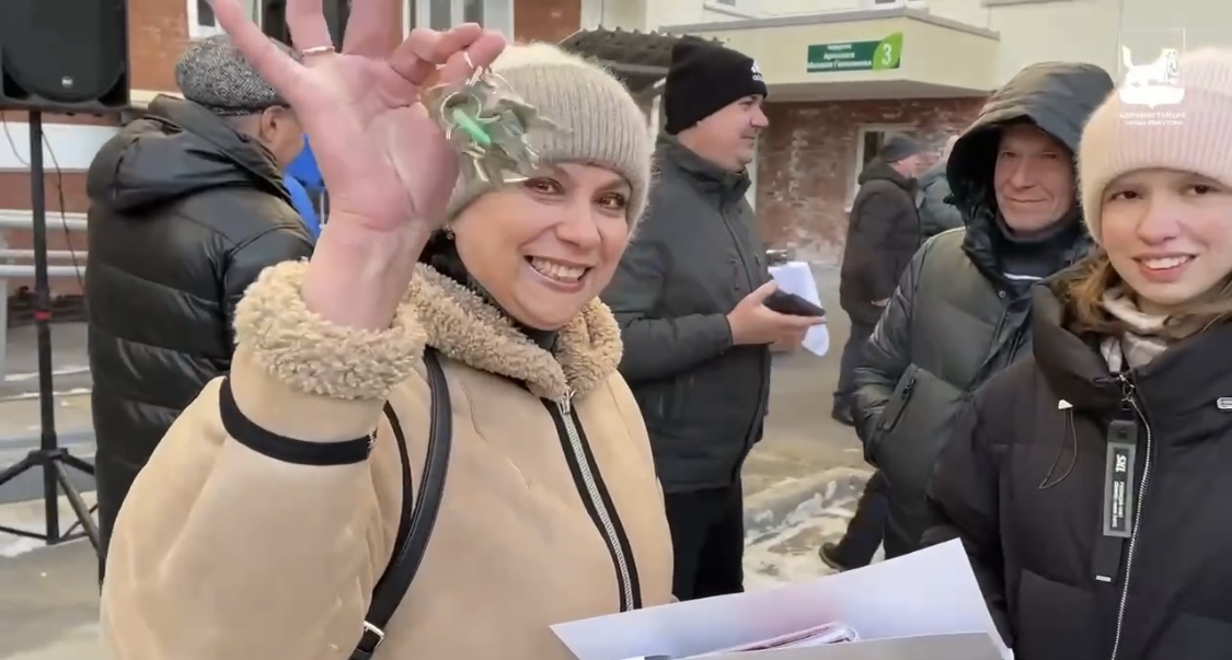 15 семей получили ключи от квартир в ЖК «Эволюция» взамен аварийного жилья