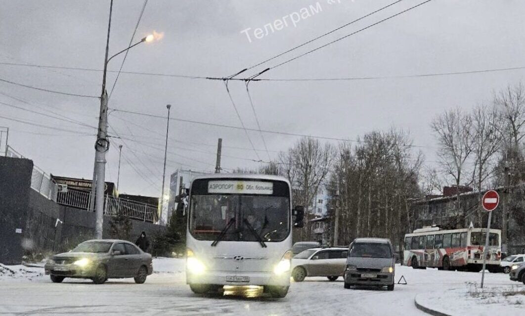 В Иркутске после снегопада девятибалльные пробки