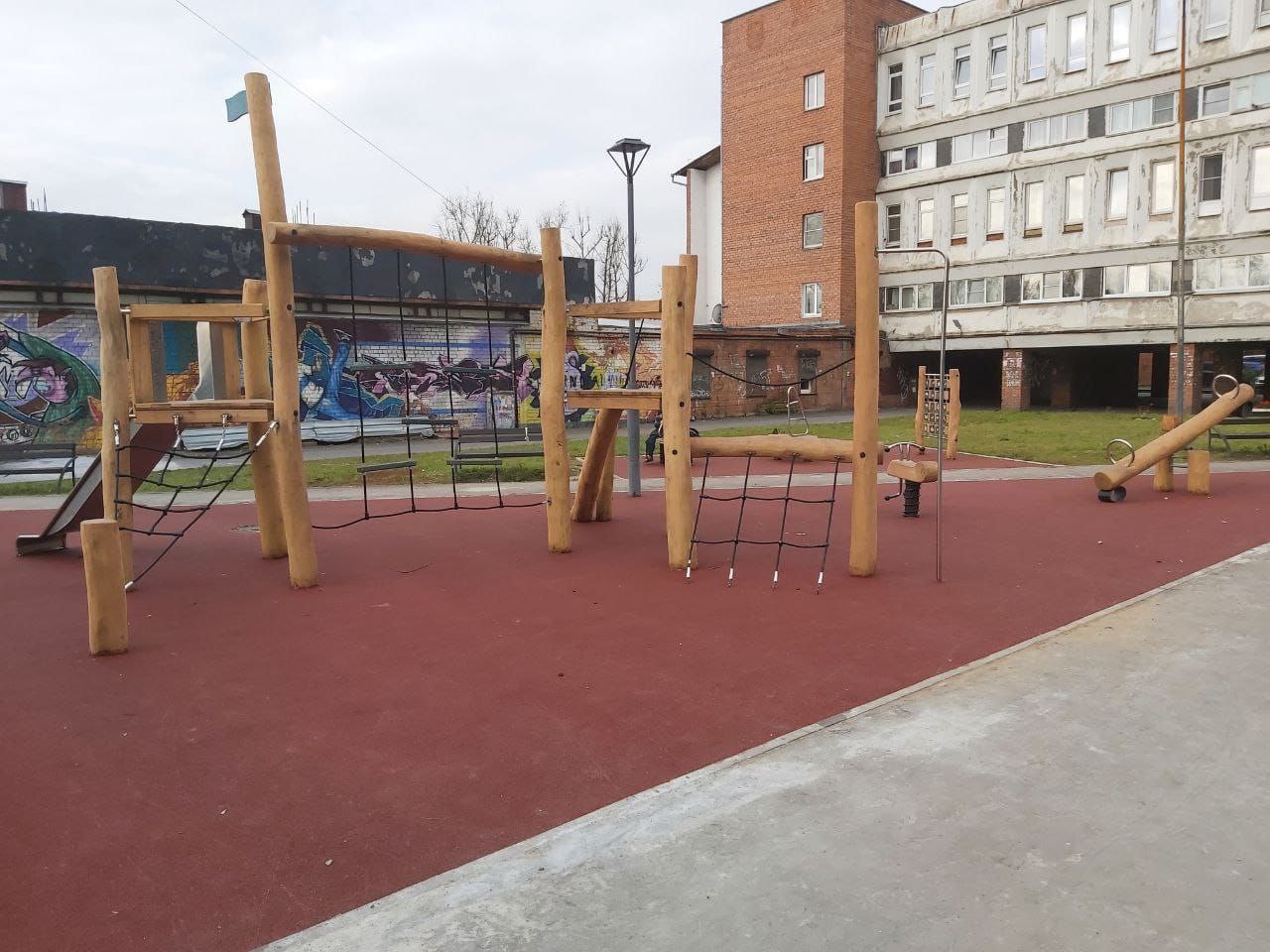 Новая детская площадка появилась на улице Байкальской