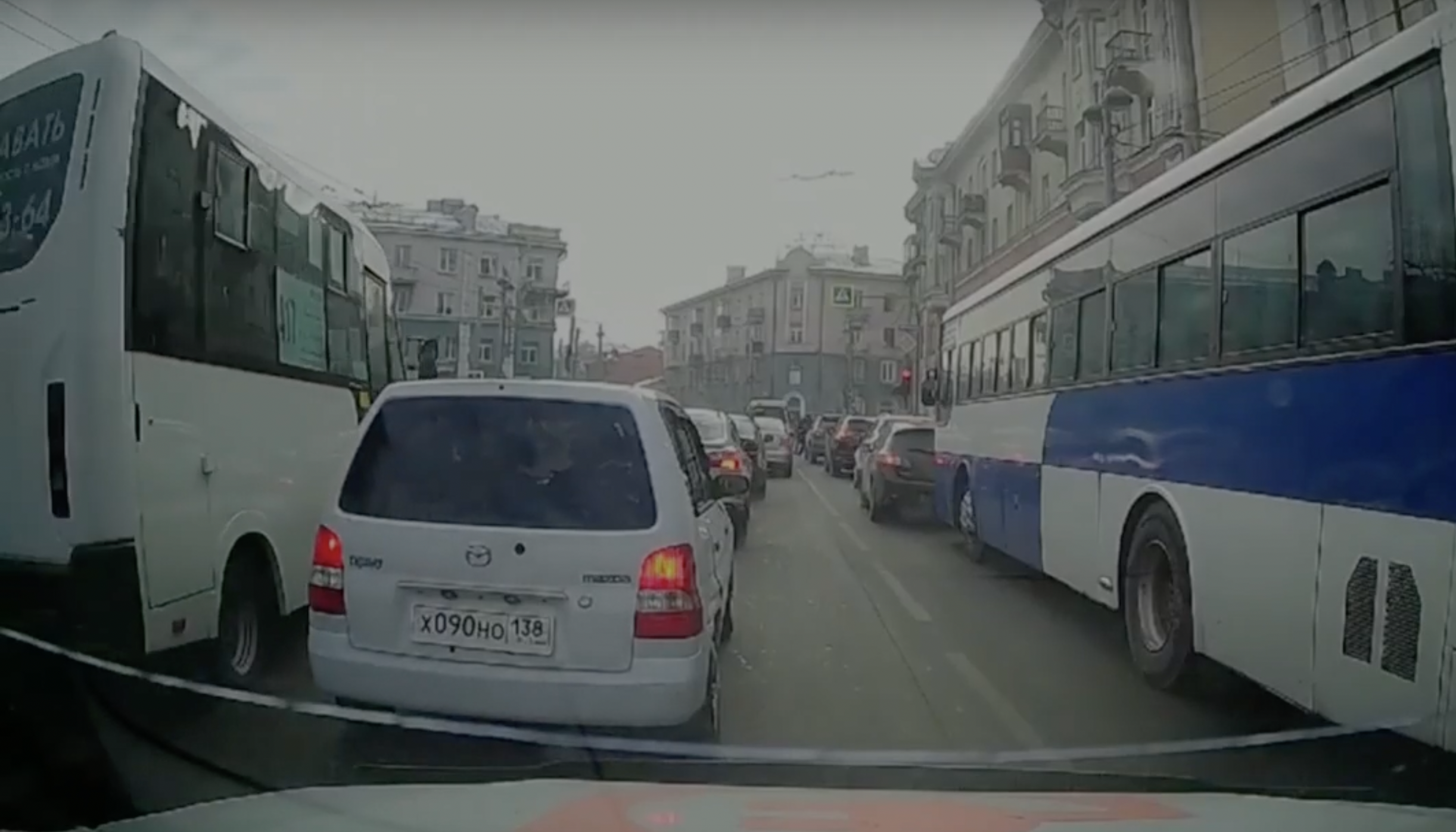 Маршрутчик выехал на встречку на Ленина в Иркутске