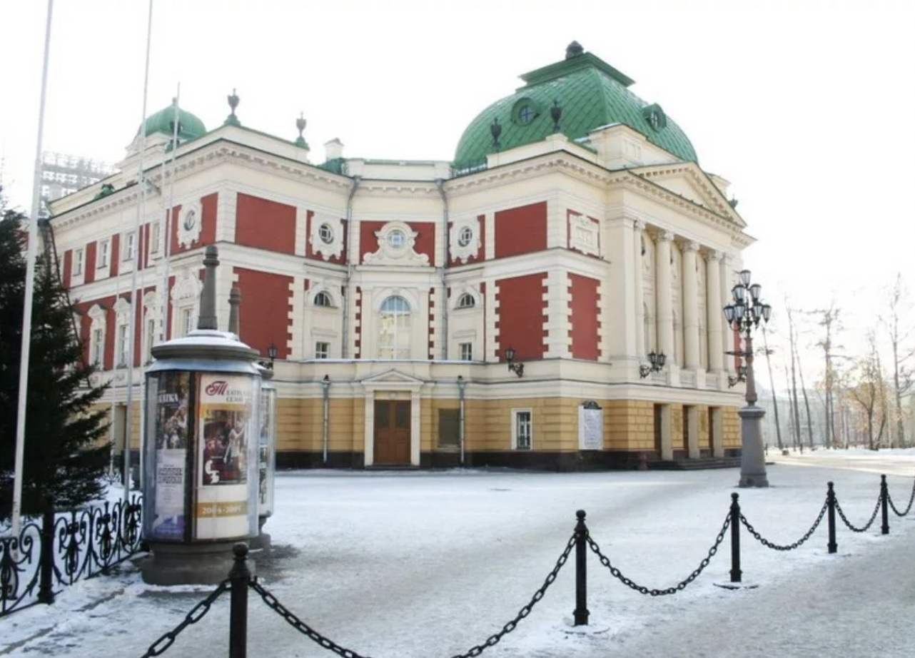Не пугаться большого количества пожарной техники у Драмтеатра попросило МЧС