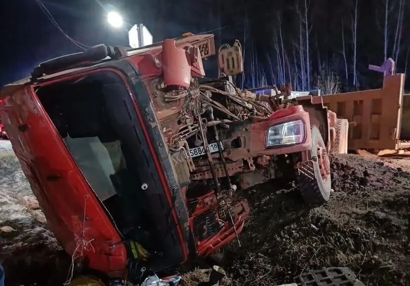 Три человека погибли при столкновении поезда и грузовика на переезде ВСЖД