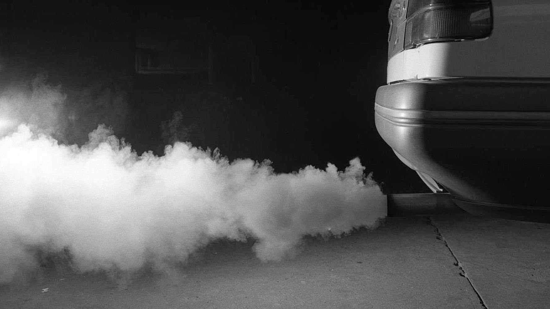 Четверо человек отравились выхлопными газами в закрытом гараже в Иркутской области