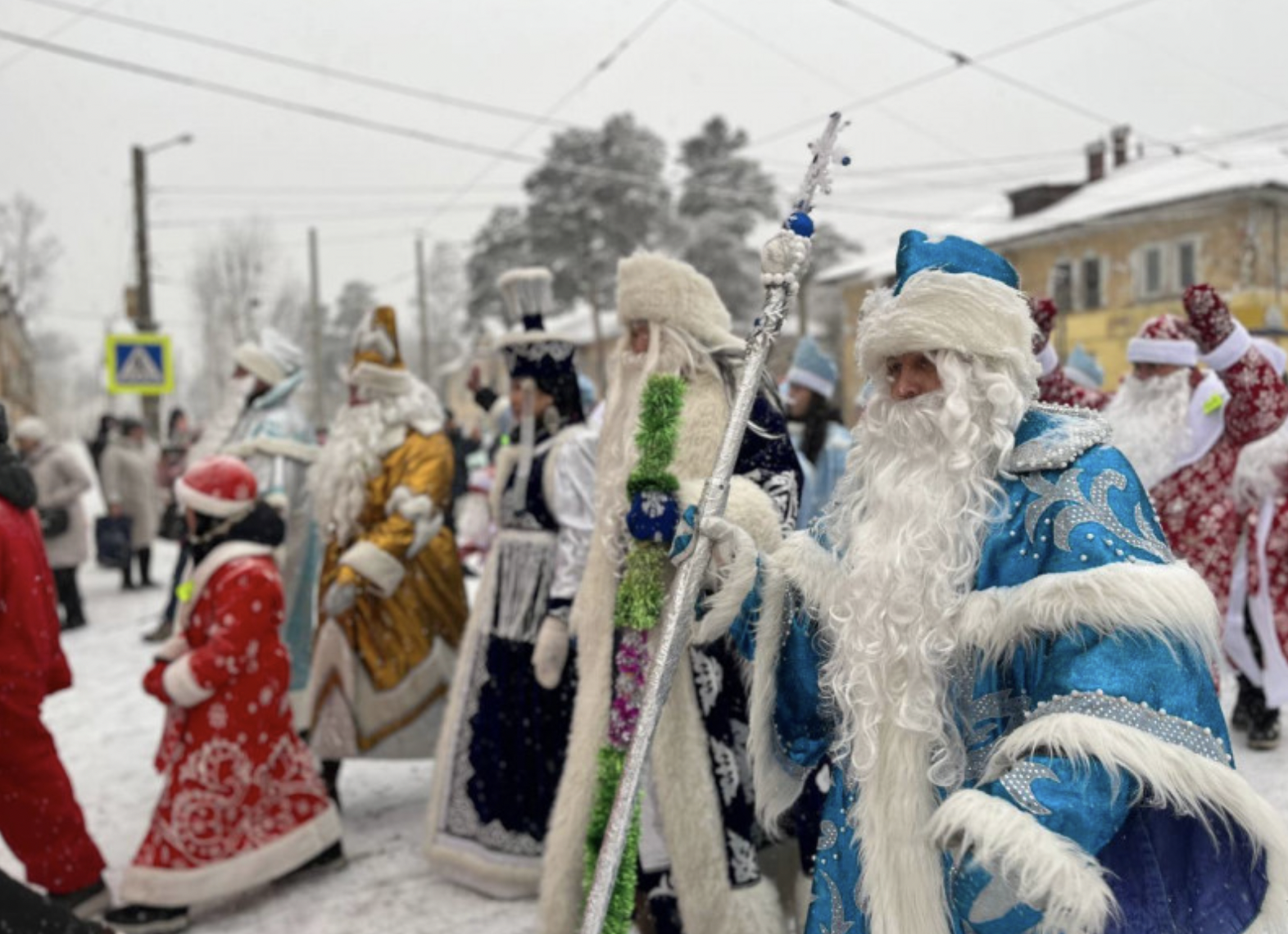 Парад Дедов Морозов и Снегурочек прошел в Ангарске
