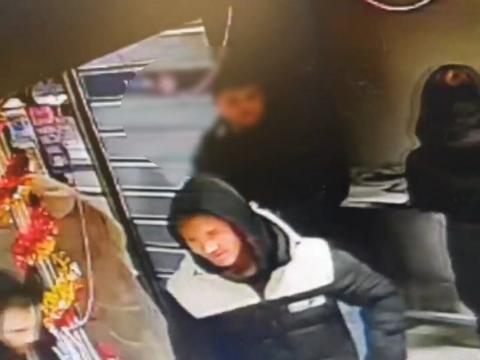 В Братске двое парней похитили мягкие игрушки из автомата-симулятора подъёмного крана