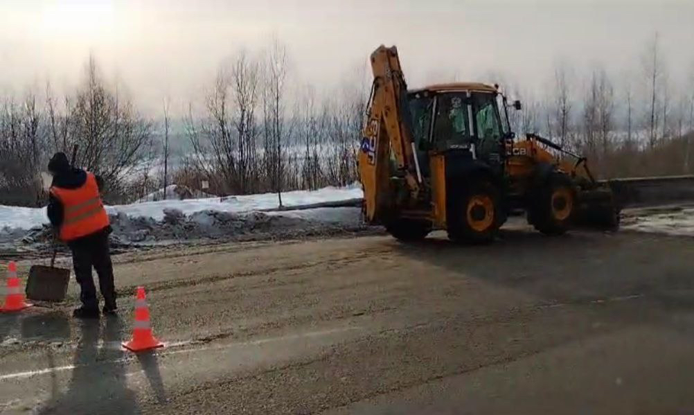 На Верхней Набережной проезжую часть подтопило водой