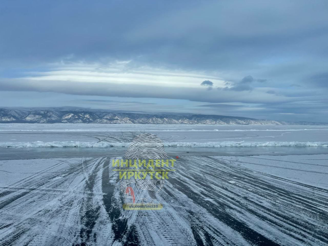 В проливе Малое море на Байкале образовалась большая трещина