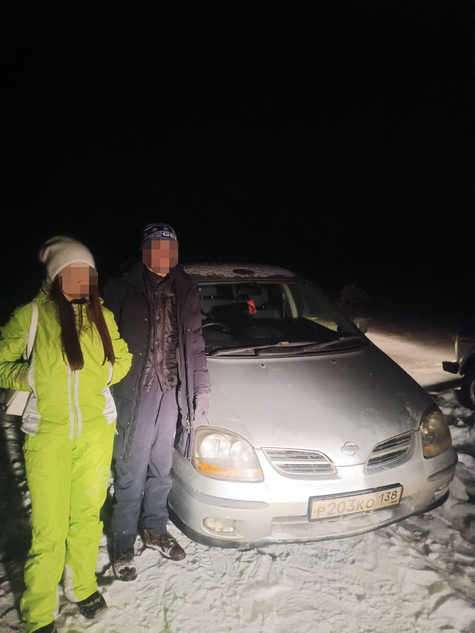 Автомобиль застрял в трещине на льду Иркутского водохранилища