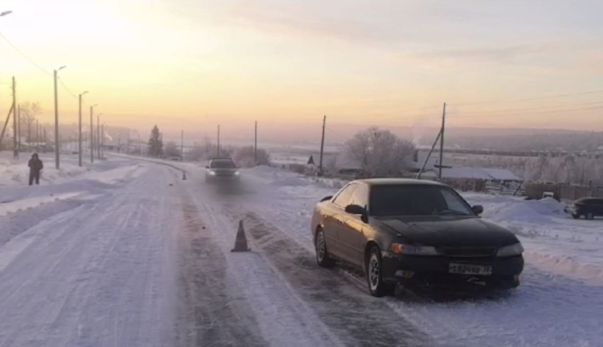 Женщину, лежащую на дороге, переехал автомобиль в Аларском районе