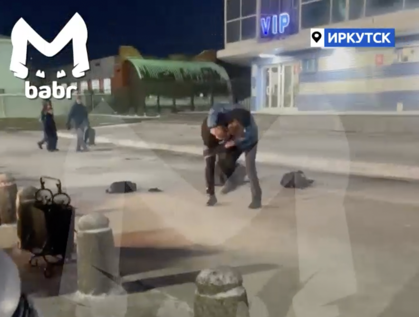 В иркутском аэропорту подрались пассажиры из-за упиравшихся в кресло коленей (видео)