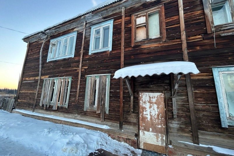 Глава СК взял на контроль ситуацию с бабушкой, живущей в аварийном доме в Братском районе