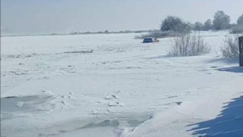 «Жигули» с тремя подростками ушли под лед на Ангаре