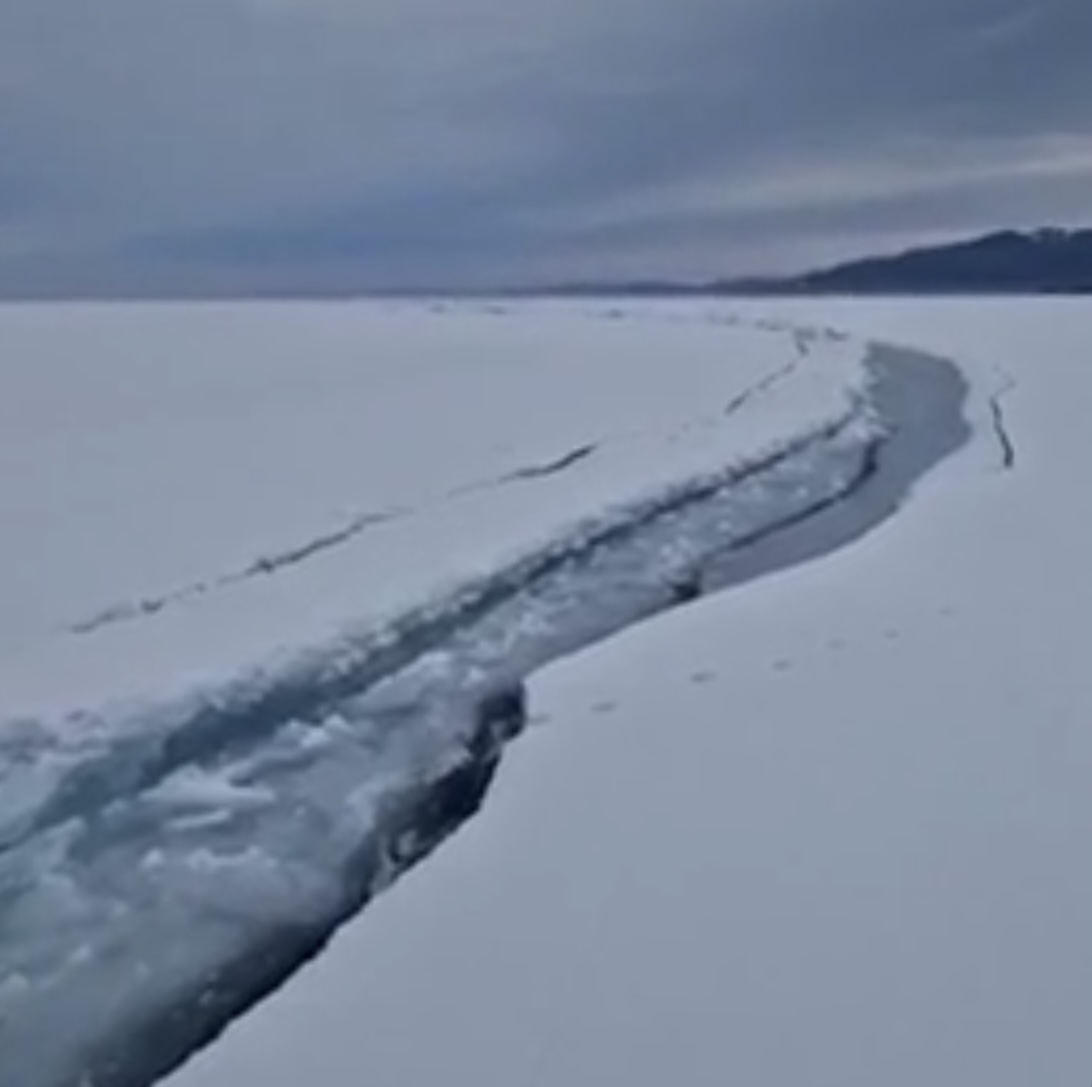В районе Байкальска произошел разлом льда (видео)