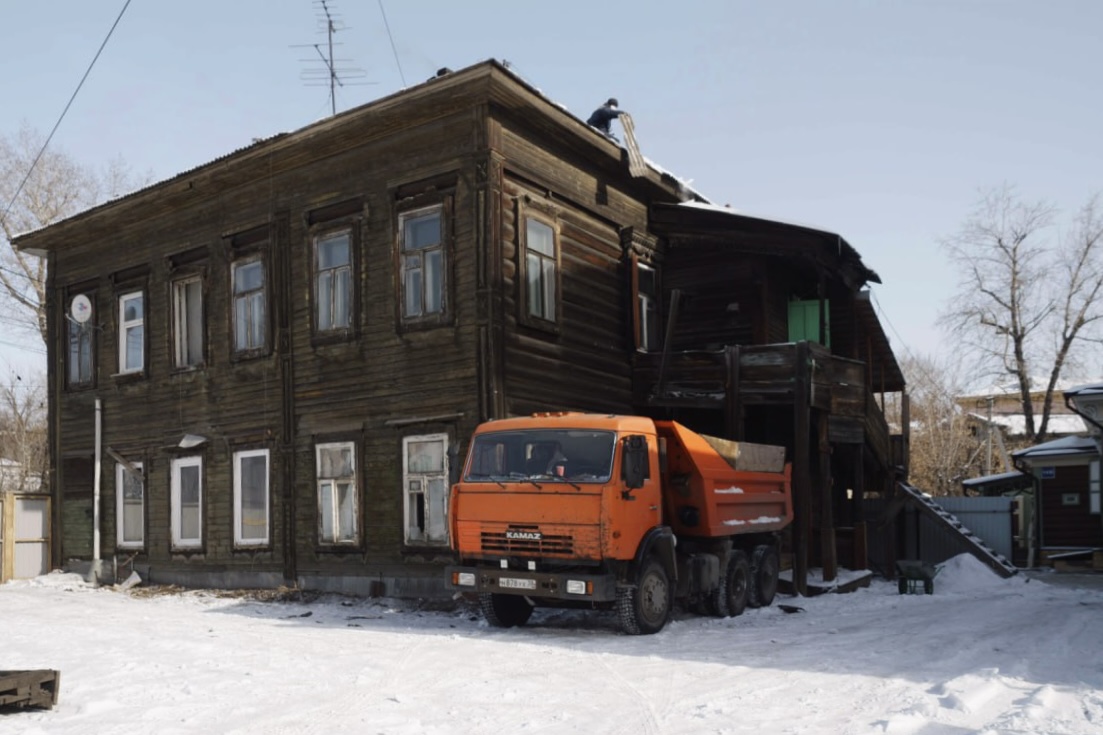 На улице Горького восстанавливают старинные дома