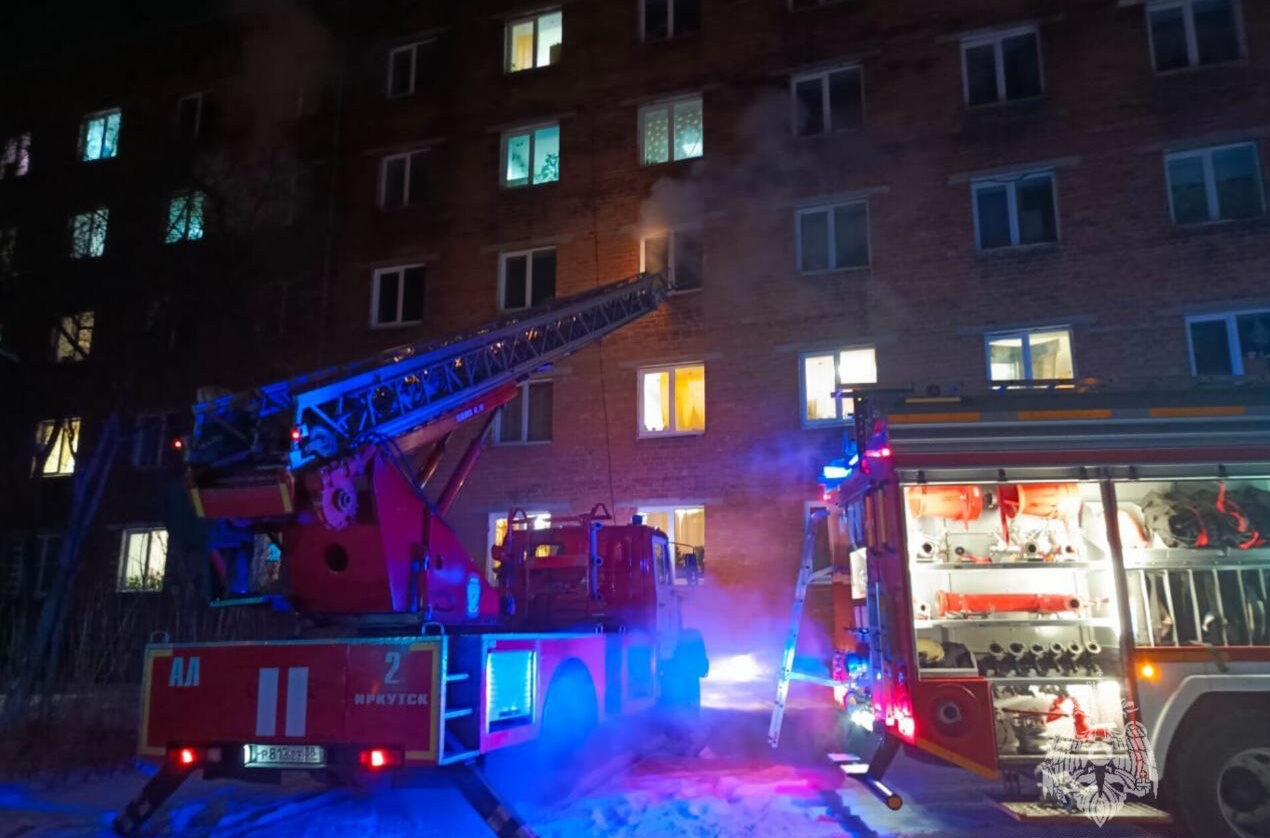 В Иркутске загорелось общежитие: эвакуировано более 300 человек