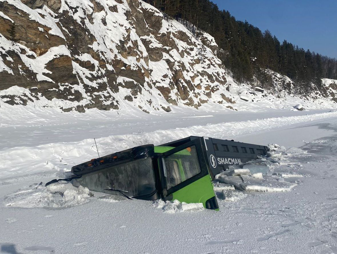 В Бодайбинском районе два грузовика провалились под лед