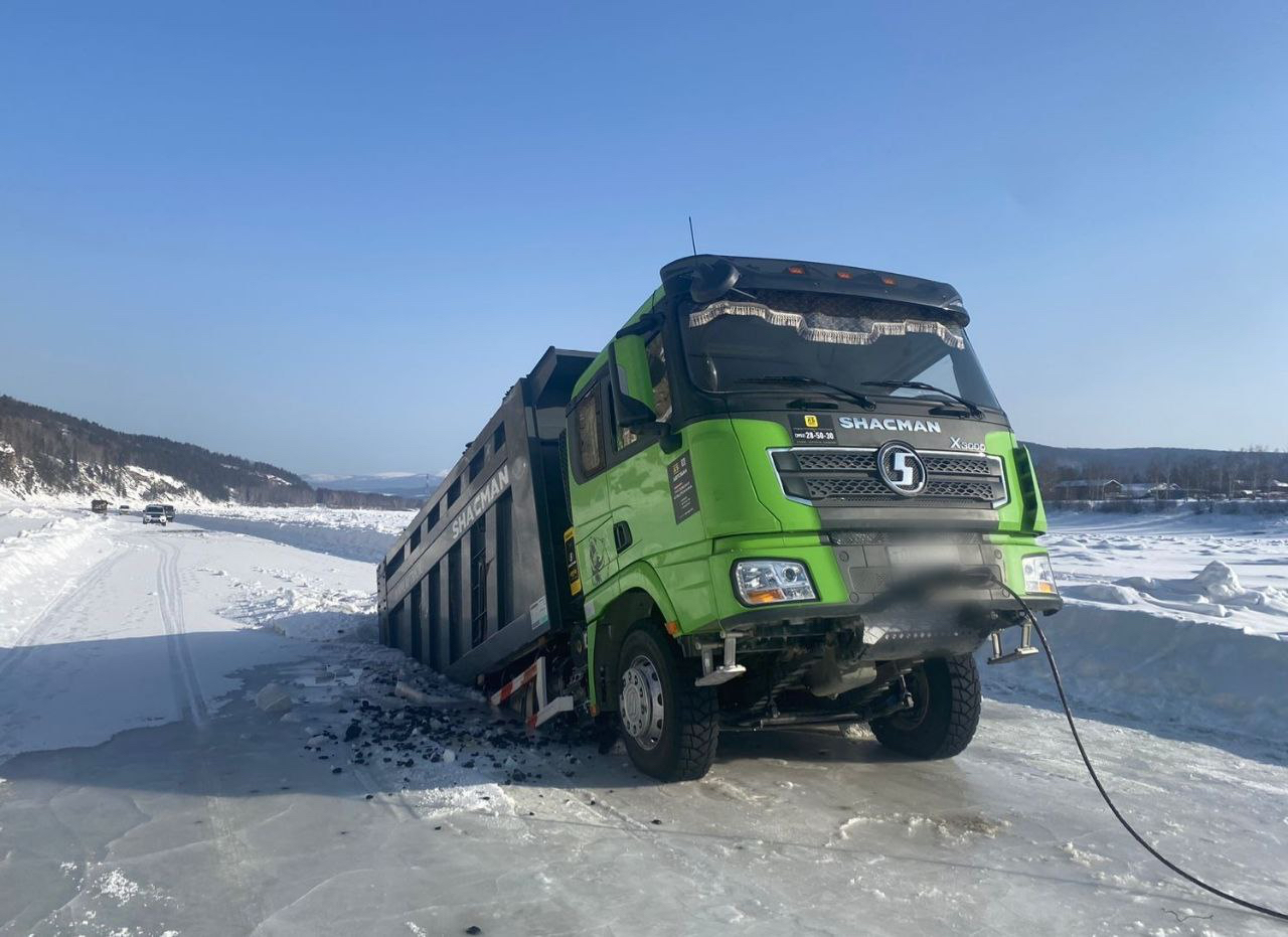В Бодайбинском районе два грузовика провалились под лед
