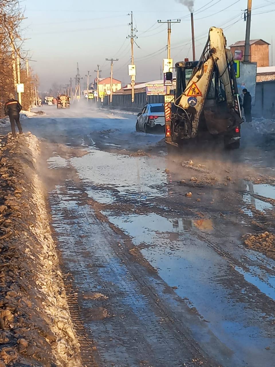 Улицу Воровского затопило из-за аварии на водопроводе в Иркутске